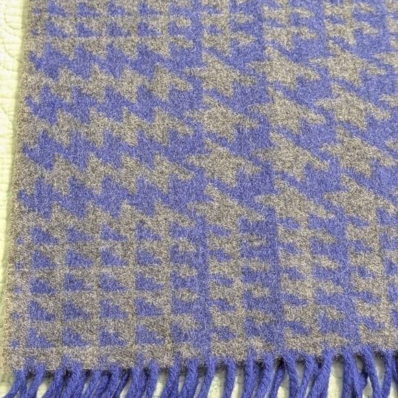 Bloomingdales Blue and Gray Houndstooth 100% Cashmere Scarf - Picture 11 of 14